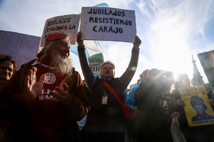 Protesta-de-jubilados-en-Argentina.
